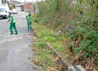 Equipe de Serviços Urbanos realiza limpeza de sarjetas após chuva forte em Campo Limpo Paulista