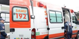 Carro capota na marginal do Rio Jundiaí e mulher é socorrida