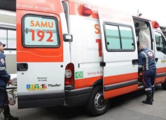 Carro capota na marginal do Rio Jundiaí e mulher é socorrida