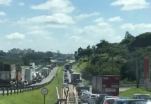 Carreta carregada de chocolate Tody tomba na Rodovia Dom Gabriel em Cabreúva