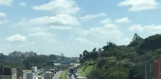 Carreta carregada de chocolate Tody tomba na Rodovia Dom Gabriel em Cabreúva