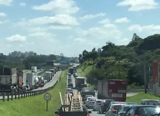 Carreta carregada de chocolate Tody tomba na Rodovia Dom Gabriel em Cabreúva