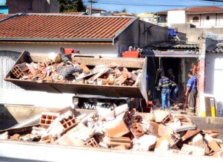 Prefeitura remove construção irregular em viela sanitária no Jardim Paulista