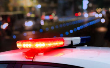 Mulher pula de carro em movimento para escapar de agressor armado