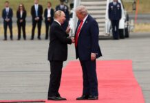 Trump e Putin se cumprimentam em chegada para cúpula histórica no Alasca