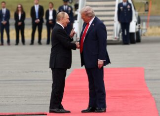 Trump e Putin se cumprimentam em chegada para cúpula histórica no Alasca