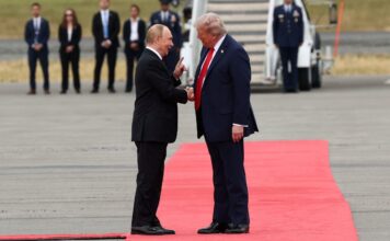 Trump e Putin se cumprimentam em chegada para cúpula histórica no Alasca