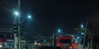 Carro capota no viaduto de Várzea Paulista