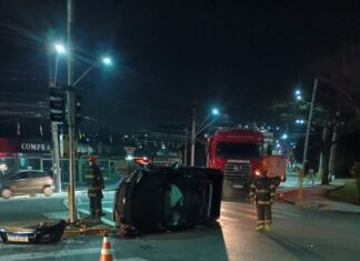 Carro capota no viaduto de Várzea Paulista