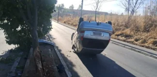 Carro capota após colidir com árvore na Avenida Duque de Caxias em Várzea Paulista