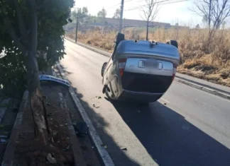 Carro capota após colidir com árvore na Avenida Duque de Caxias em Várzea Paulista