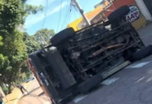 Carro capota após colisão na Avenida Samuel Martins em Jundiaí