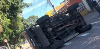 Carro capota após colisão na Avenida Samuel Martins em Jundiaí