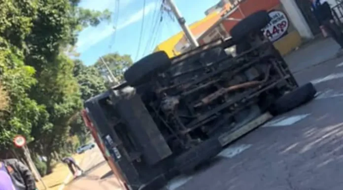 Carro capota após colisão na Avenida Samuel Martins em Jundiaí