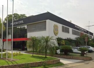 Policial penal é preso suspeito de quebrar copo no rosto da companheira após discussão em bar