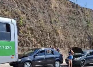 Engavetamento com quatro veículos é registrado na Estrada Faustino Bizetto, em Botujuru