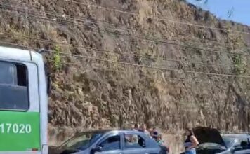 Engavetamento com quatro veículos é registrado na Estrada Faustino Bizetto, em Botujuru