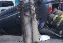 Carro capota na Rua Atibaia, em Jundiaí, e mobiliza equipes de emergência