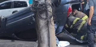 Carro capota na Rua Atibaia, em Jundiaí, e mobiliza equipes de emergência