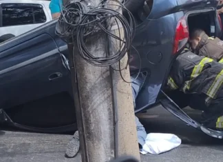 Carro capota na Rua Atibaia, em Jundiaí, e mobiliza equipes de emergência