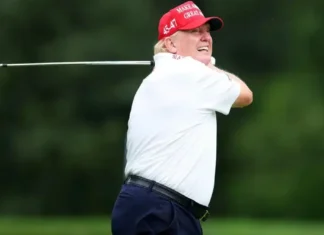 Donald Trump é visto vivo e jogando golfe após rumores de sua morte