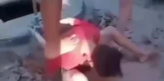 Criança é torturada por adolescentes com conivência de uma mulher