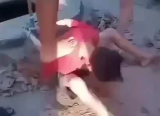 Criança é torturada por adolescentes com conivência de uma mulher