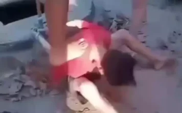 Criança é torturada por adolescentes com conivência de uma mulher