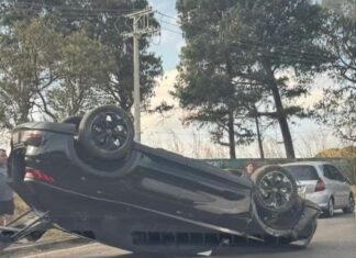 Veículo capota na entrada do Engordadouro e causa lentidão no trânsito