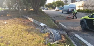 Motorista fica preso nas ferragens após colisão com poste em Jundiaí