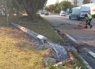 Motorista fica preso nas ferragens após colisão com poste em Jundiaí
