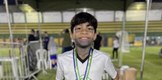 Atleta indígena Brasileiro se destaca ao transformar cada jogo em celebração de suas raízes na quadra