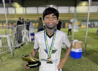 Atleta indígena Brasileiro se destaca ao transformar cada jogo em celebração de suas raízes na quadra