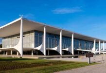 Homem tenta invadir Palácio do Planalto e leva dois tiros de borracha