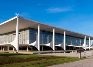 Homem tenta invadir Palácio do Planalto e leva dois tiros de borracha