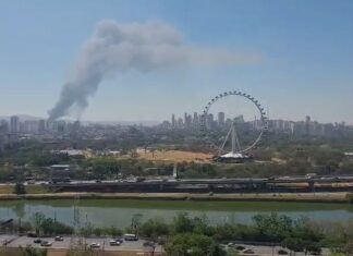 Incêndio atinge galpão na região da Lapa, na Zona Oeste de SP