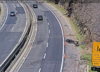 Motociclista morre após bater em placa de sinalização na Rodovia Anhanguera em Cajamar